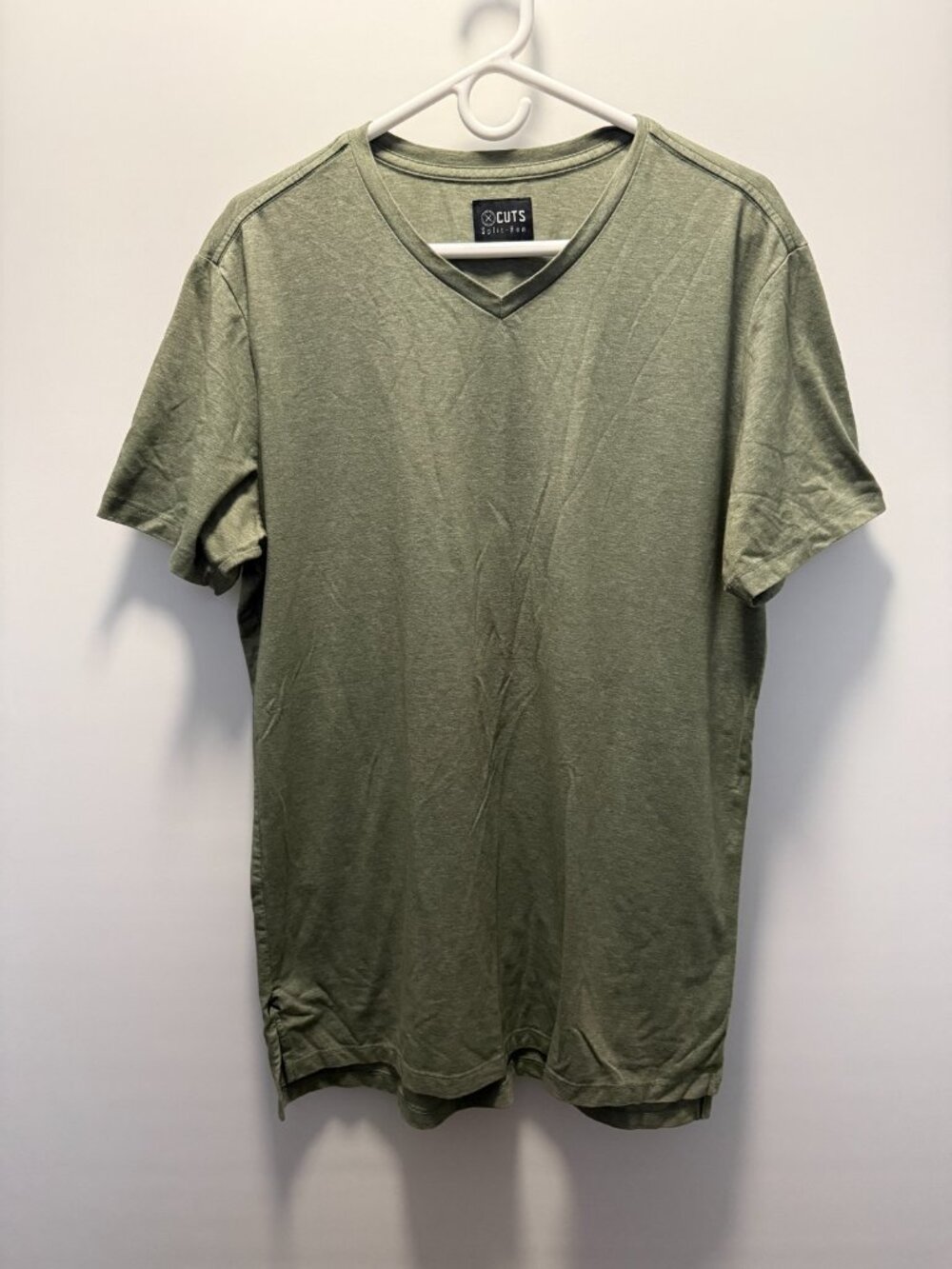 CUTS Clothing Split-Hem V-Neck T-Shirt Sage Green Men's Size L